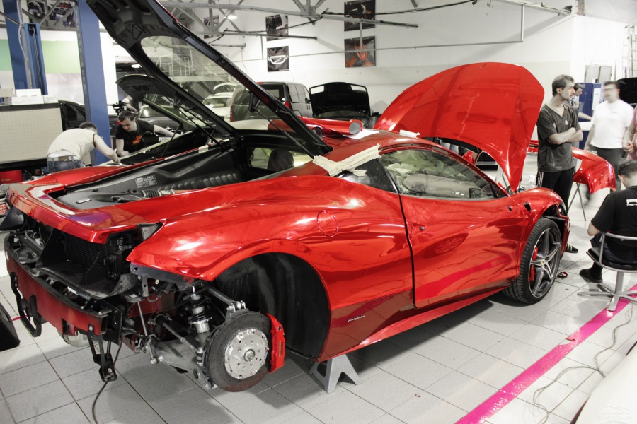 Верх совершенства - Ferrari Italia в красном хроме. Оцените серьезность подхода к оклейке авто, разбираются практически все навесные элементы кузова.