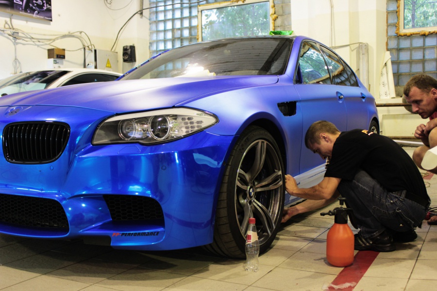 Еще одна эксклюзивная оклейка, тут владелец захотел мегауникальный цвет авто, встречайте BMW M5 в матовом синем хроме.